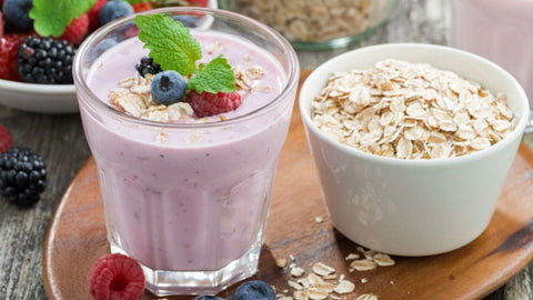 Berry smoothie with oats and yoghurt